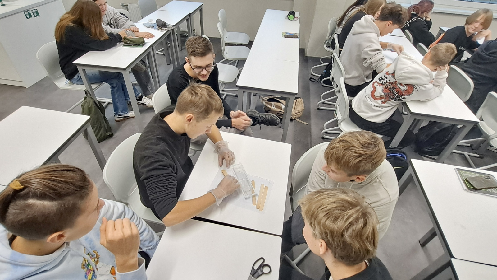 Izglītojošu vieslekciju cikls STEM jomu mācību priekšmetos Latvijas skolās